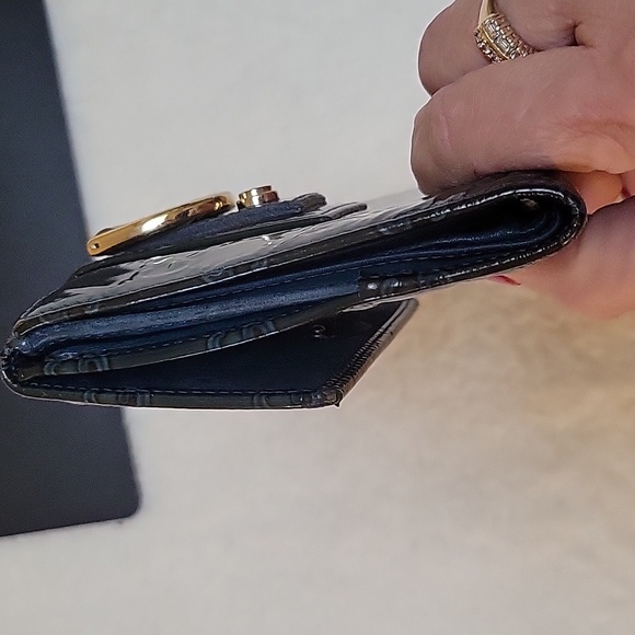 Authentic Gucci Abbey Bifold Blue Patent Leather Wallet - Picture 4 of 5